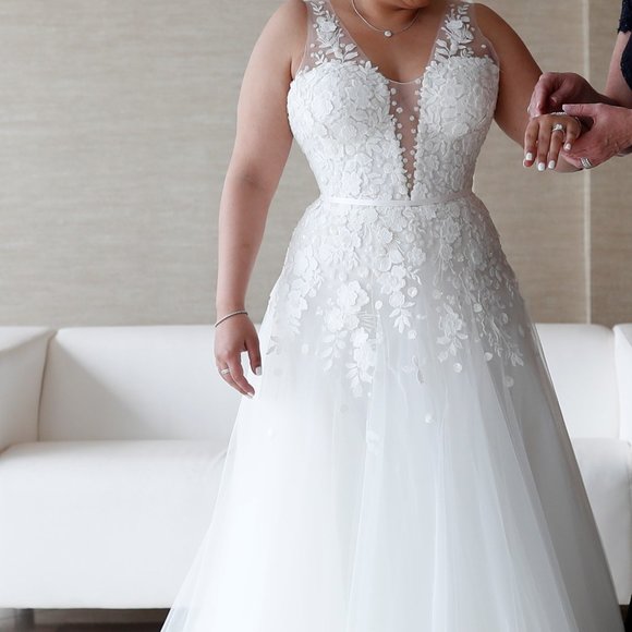 Mira Zwillinger Wedding Gown - Picture 3 of 11